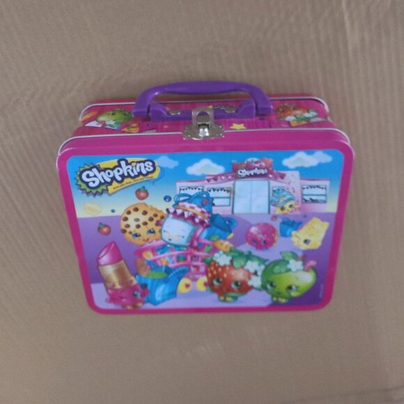 SHOPKINS Metal Lunch Box - Collectible Collector’s Tin Handle 2013 Purple Pink - Picture 1 of 5